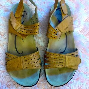 Barely worn ! Abeo leather tan METATARSAL walking sandals.  9 woman’s.